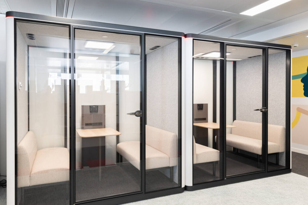 Comparatif 2026 : meilleures cabines acoustiques pour bureaux - 2 cabines acoustiques Meetbox4 installées en circulation